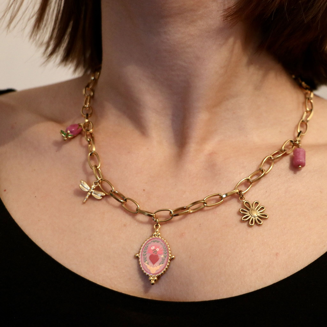 Collier médaillon fleuri rose