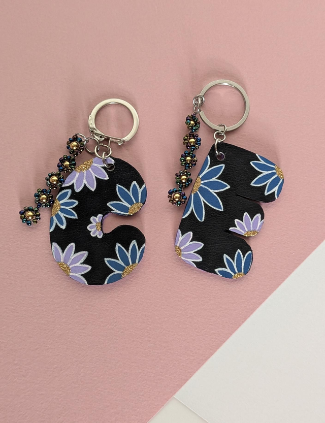 Porte clés "Lettre" - cuir recyclé.