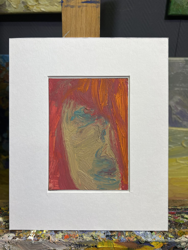 Fragment 791 „Im Feuer des Blicks“ von Rostyslav Voronko, Öl auf Karton, 2024 – Porträt in warmen Rottönen mit blauen Akzenten.