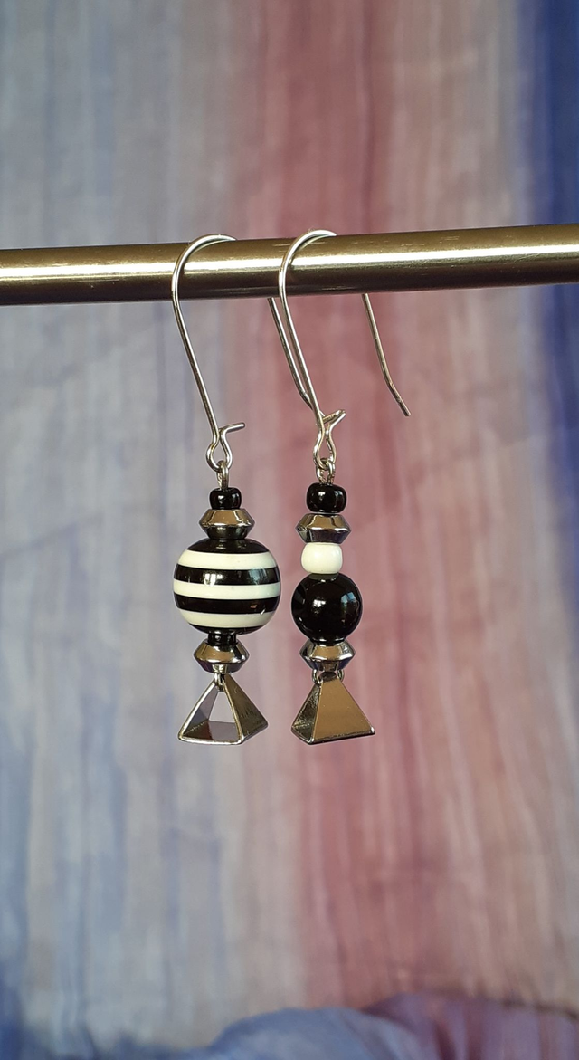 Grooves Petites boucles d'oreilles pendantes asymétriques