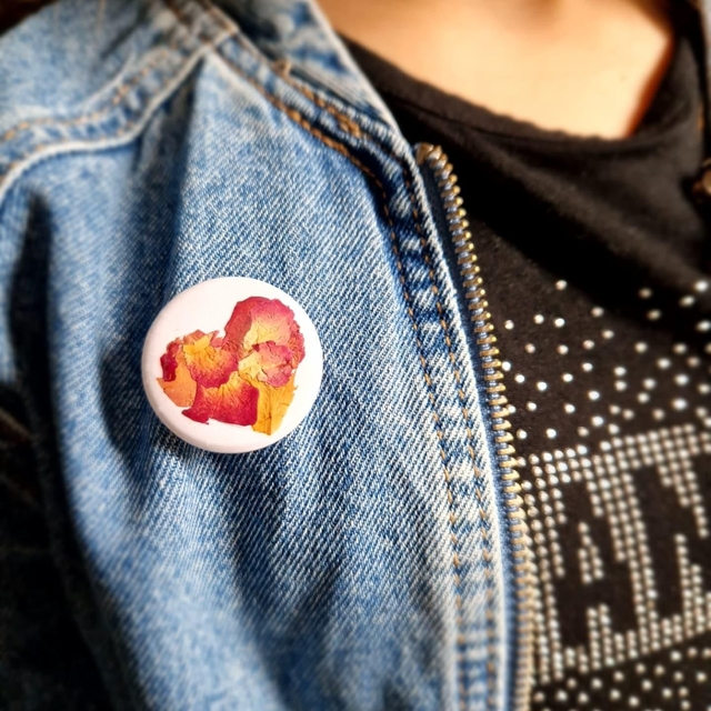 Badge Coeur pétales de roses 