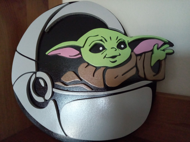 Bébé Yoda / Grogu en bois -24x21 cms