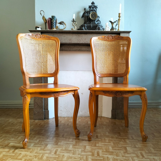 Paire de Chaises Style Louis XV en bois sculpté avec dossier cannage.