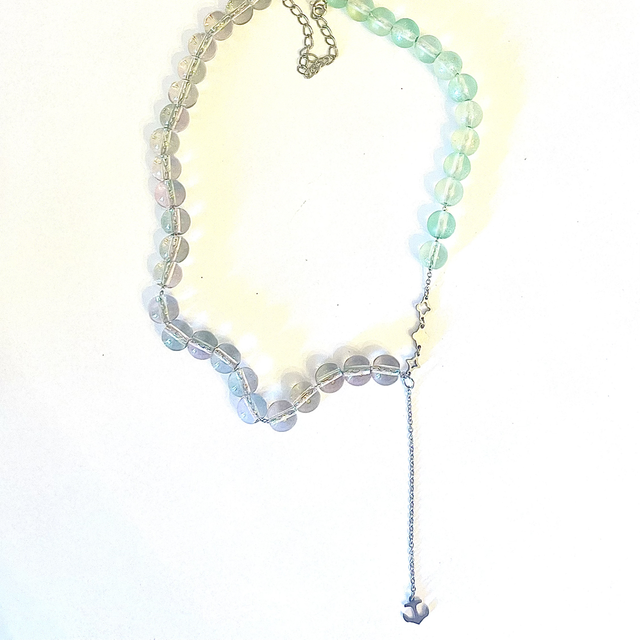 C12 - Collier perles en verre et breloque ancre marine