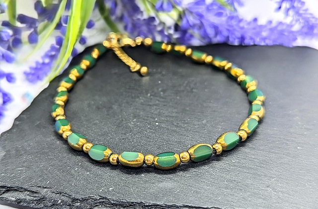 Gold Tone Plated Stainless Steel &amp; Emerald Green Glass Beaded Anklet.
