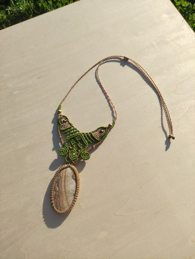 Collier vert et beige avec jaspe paysage