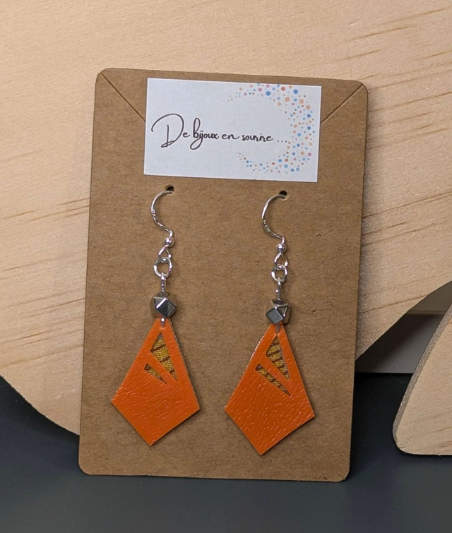 Boucles d'oreilles petites en similicuir et tissus enduit, des perles métalliques de forme géométrique, le fermoir est en argent. 