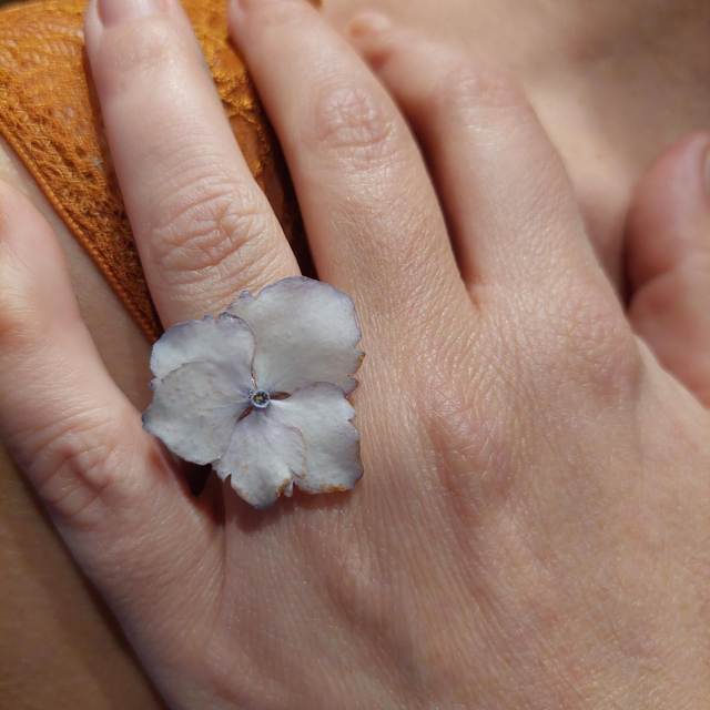 Bague Hortensia – Bijou floral fait main en résine mate Taille 52