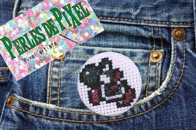 Y0shi Badge ou porte clé brodé à la main pixel art