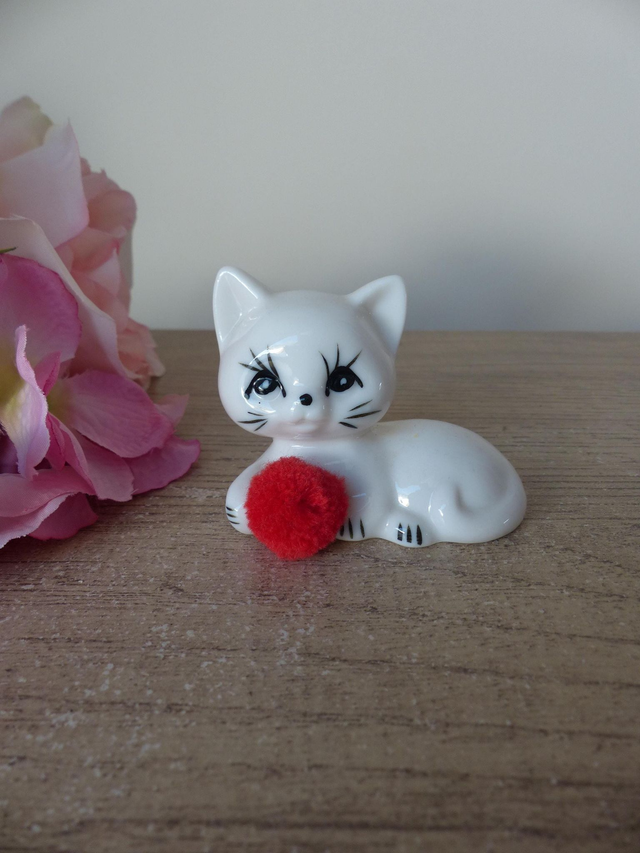Figurine miniature de chat couché en céramique blanc avec pompon rouge, chat mignon joueur avec balle  pom pom rouge, décoration cadeau chat