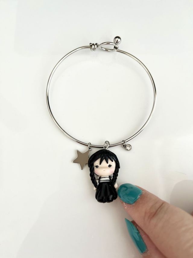 Bracciale rigido in acciaio inox con bambolina fan art in stile chibi