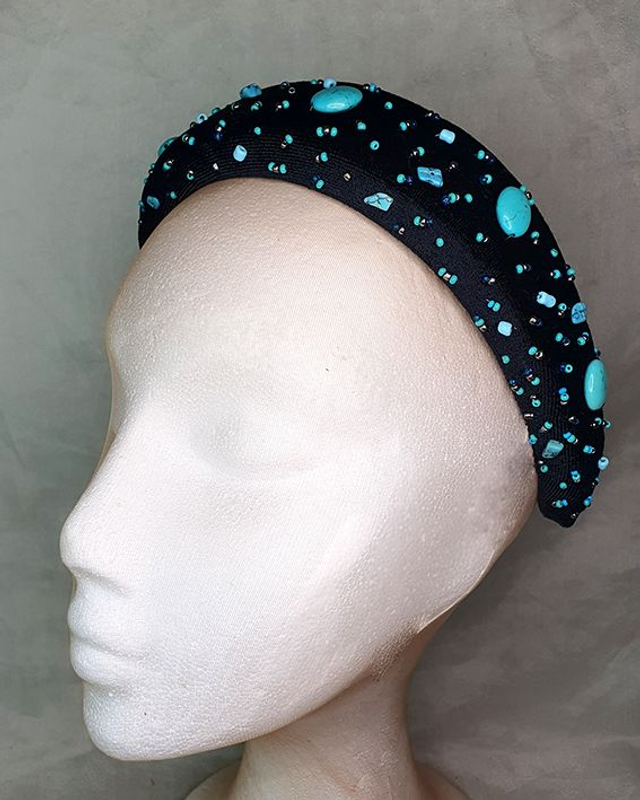 Tesa diadema terciopelo negro bordado con turquesas y cuentas de vidrio