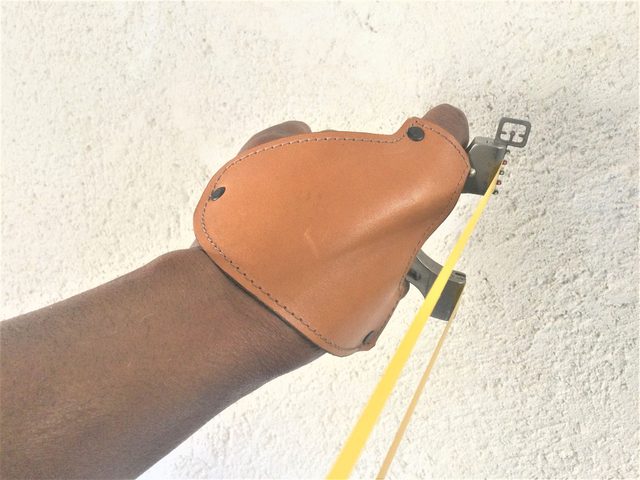 12 ... cuir N°4 protection spécial lance pierre - main gauche - T2 - beige lisse ou granité 