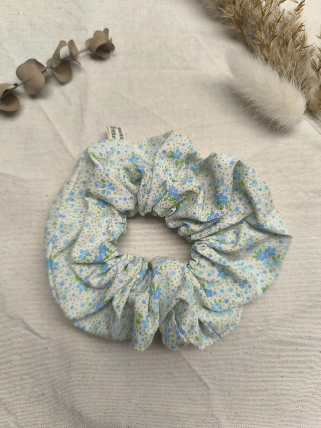 Chouchou upcyclé à fleurs bleues et vertes