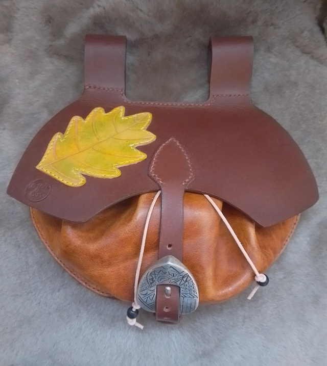 Escarcelle Feuille de Chêne en  Cuir Teinté au Charme Forestier