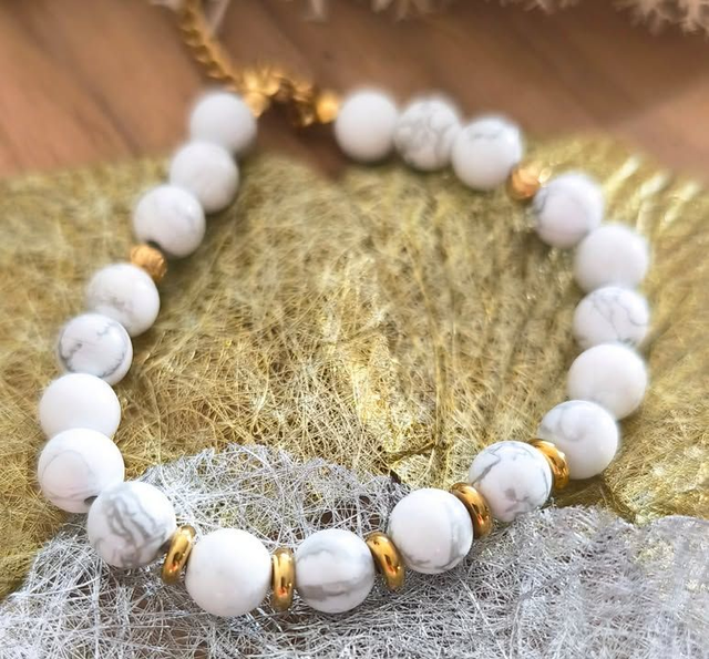 Bracelet "MILA", doré et howlite blanche