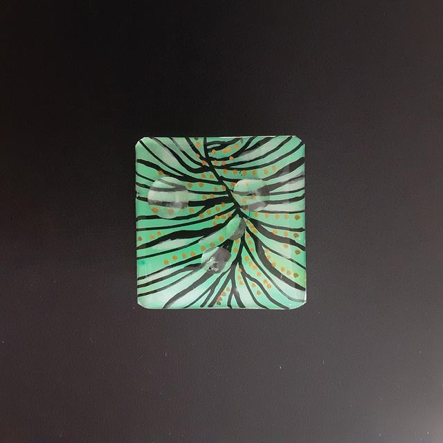 Broche petit carré collection floral fond vert pâle avec décor feuillage et goutte rosée