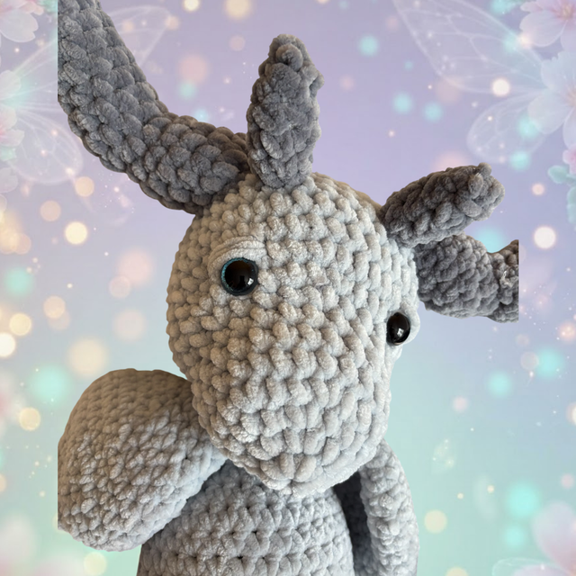 Peluche dragon crochet gris-bleu et ailes fleur perlées – fait main | Nezuka&Cie