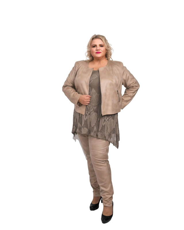 Elinette tekstiilinahkaa olevat housut ja jakku