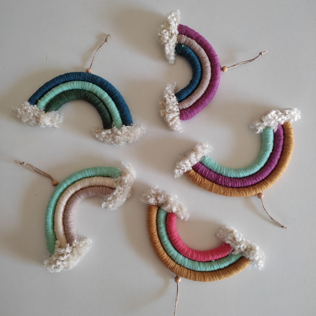 Arc-en-ciel en macramé