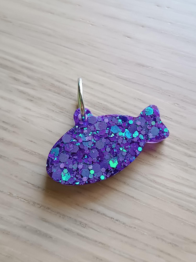 Pez M - Nombre en Vinilo Holográfico 