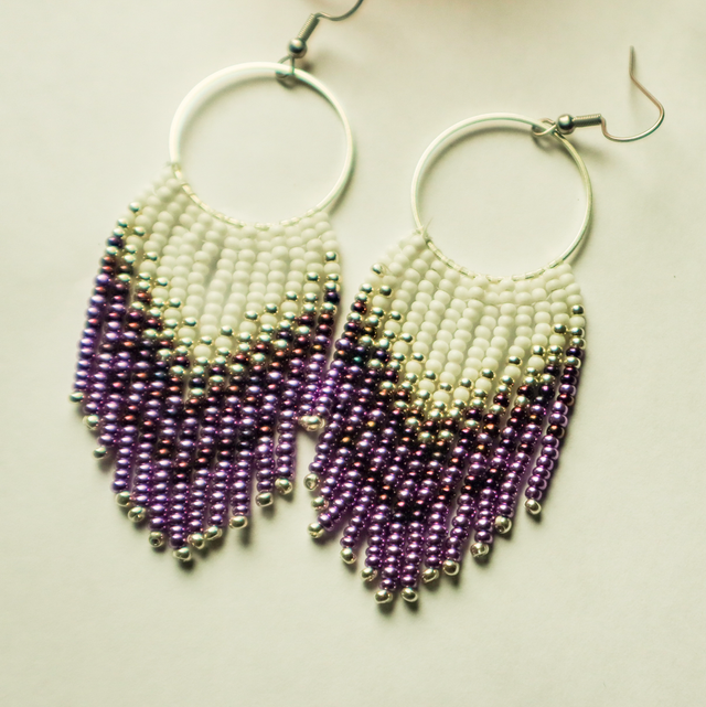 Lila helmikorvakorut